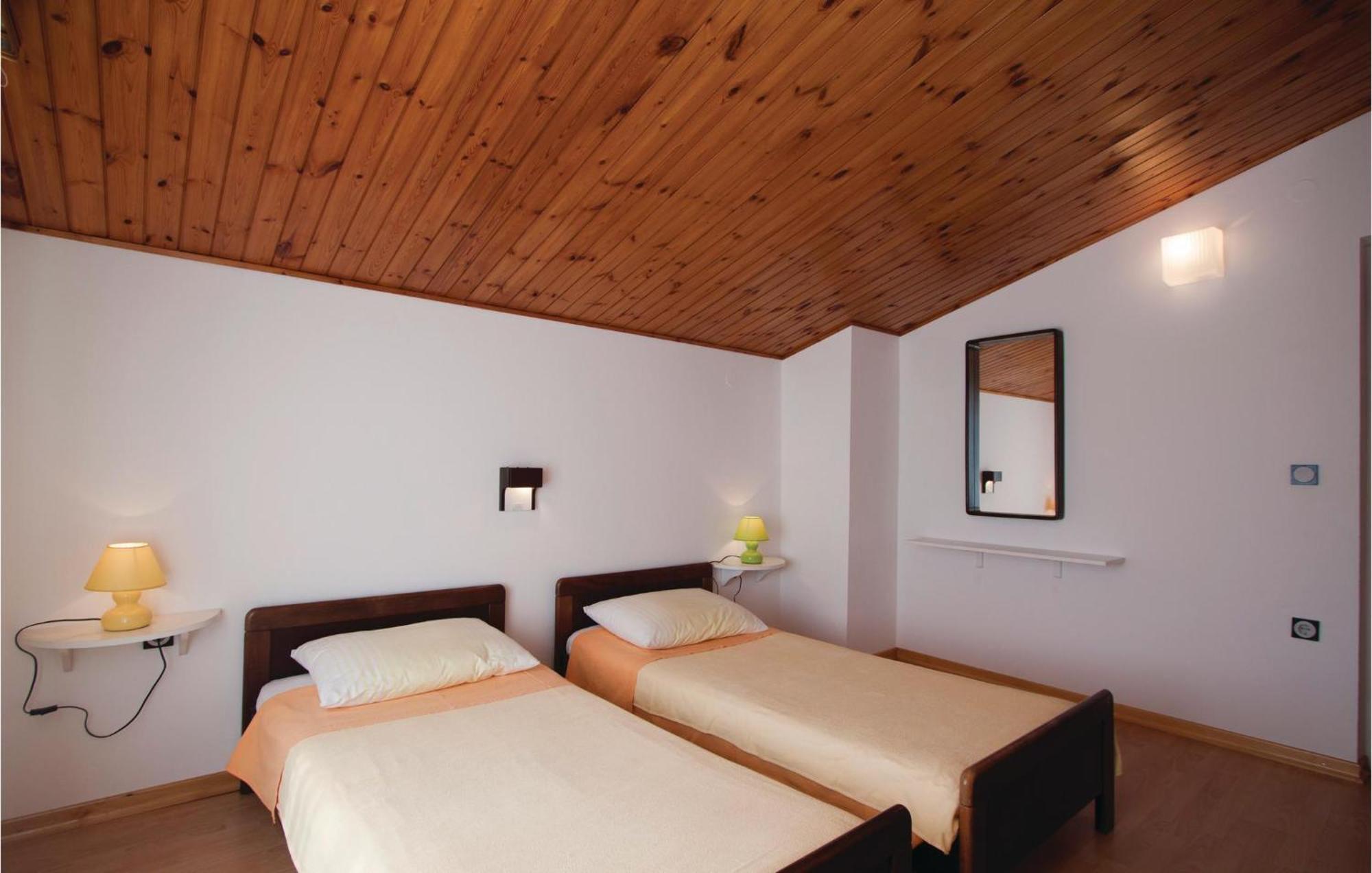 2 Bedroom Awesome Apartment In Barban Exterior foto
